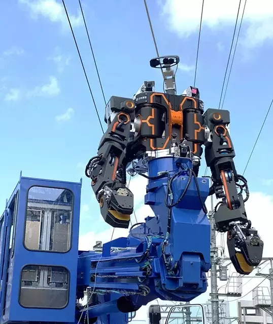 架線の下でアームを広げる人型の作業ロボット