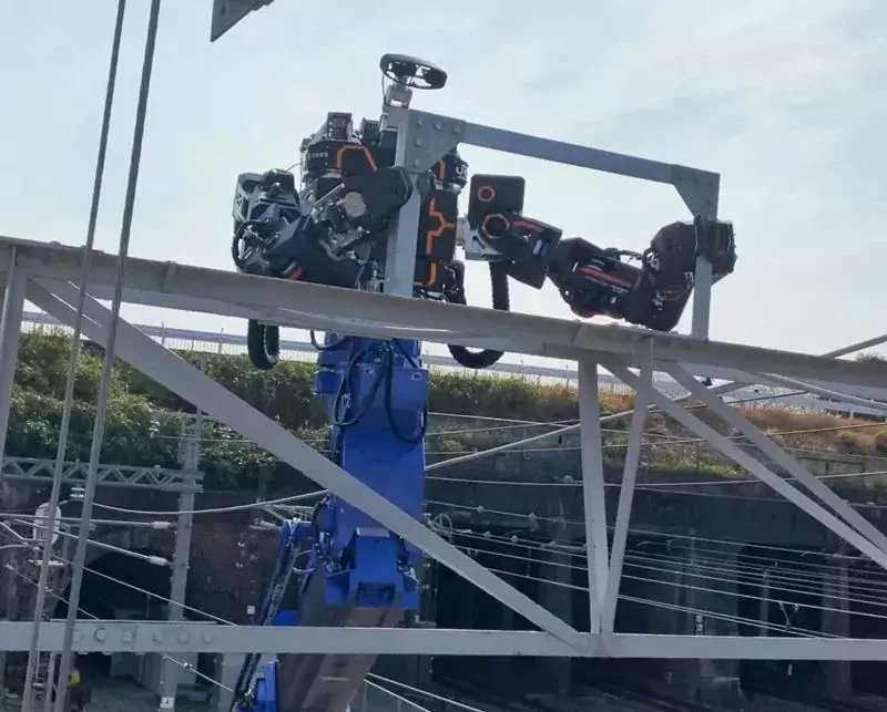 鉄骨をつかむ人型ロボットのアーム