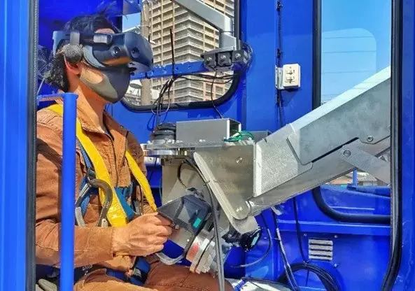 VRゴーグルを着けてロボットを操作する作業員