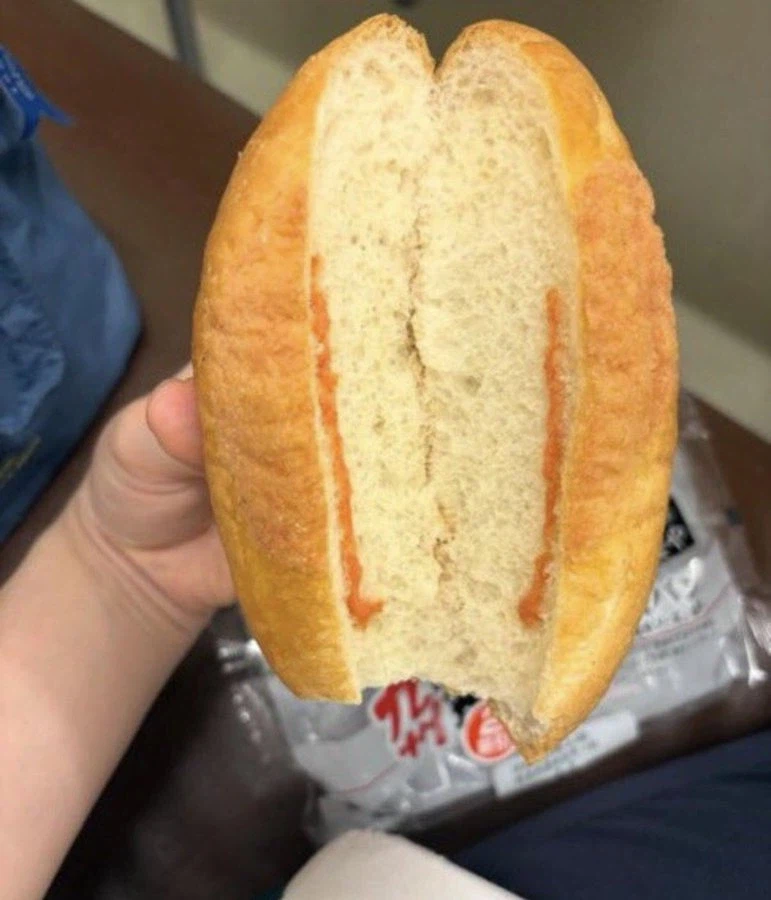 日本のコンビニで売られていた明太ポン酢パンを割った断面