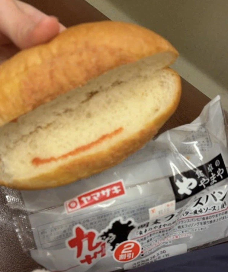 同じパンをさらに割って中身の少なさを見せた写真