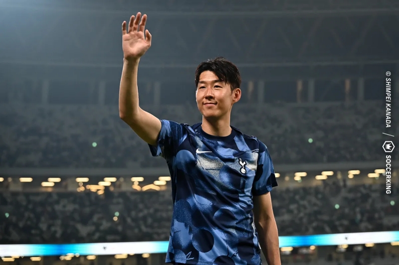 日本で行われたトッテナムの試合に応援に駆けつけたサポーターへ手を振る孫興民選手