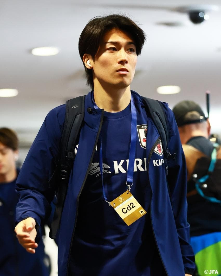 日本代表のチームウェアでスタジアム入りする中村敬斗