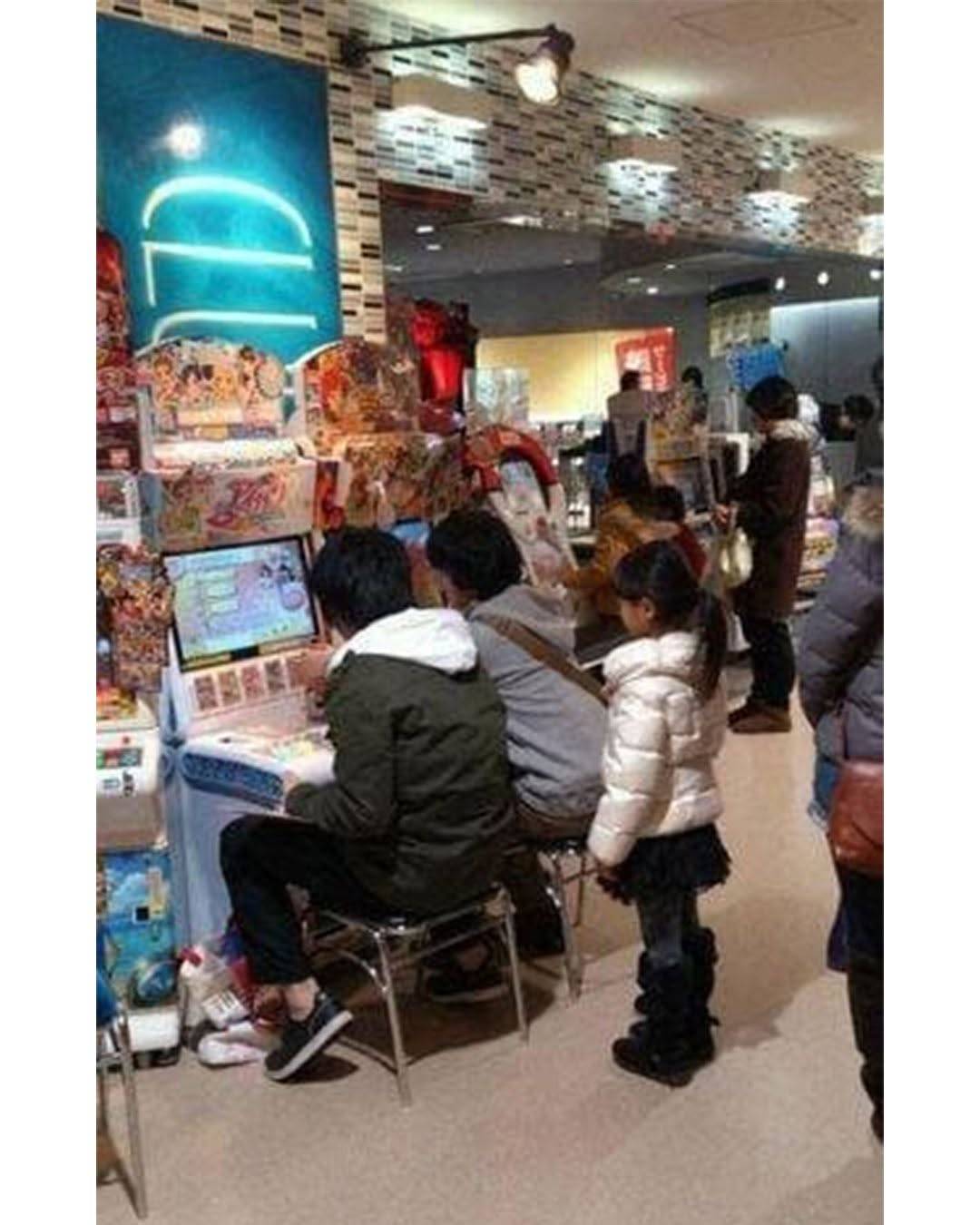 日本のゲームセンターに並ぶ女児向けカードゲーム機