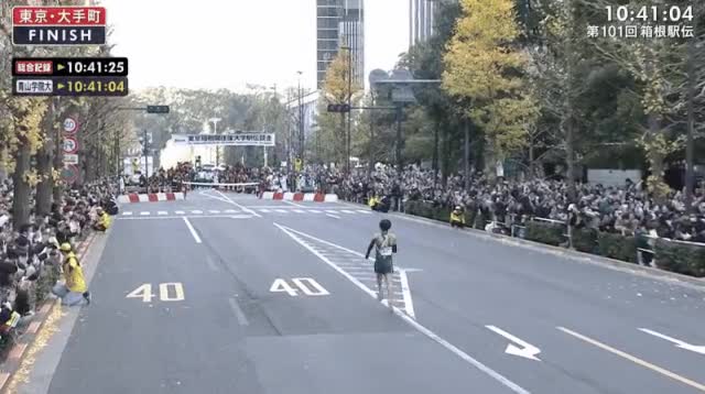 箱根駅伝の給水で笑い合う選手