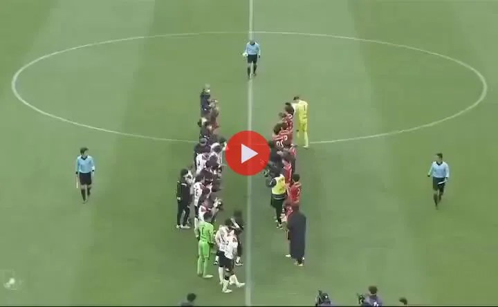 ピッチ上で審判と選手が向かい合う場面