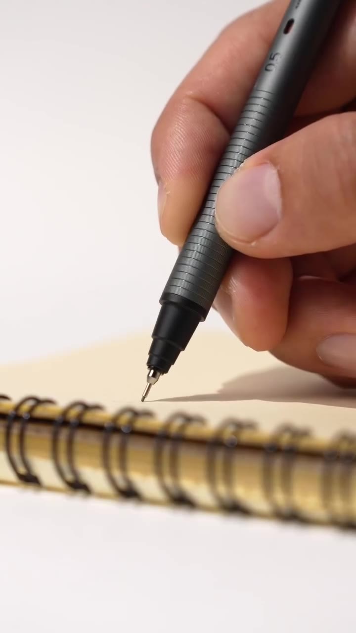 ノートに文字を書いているシャープペンシルの先