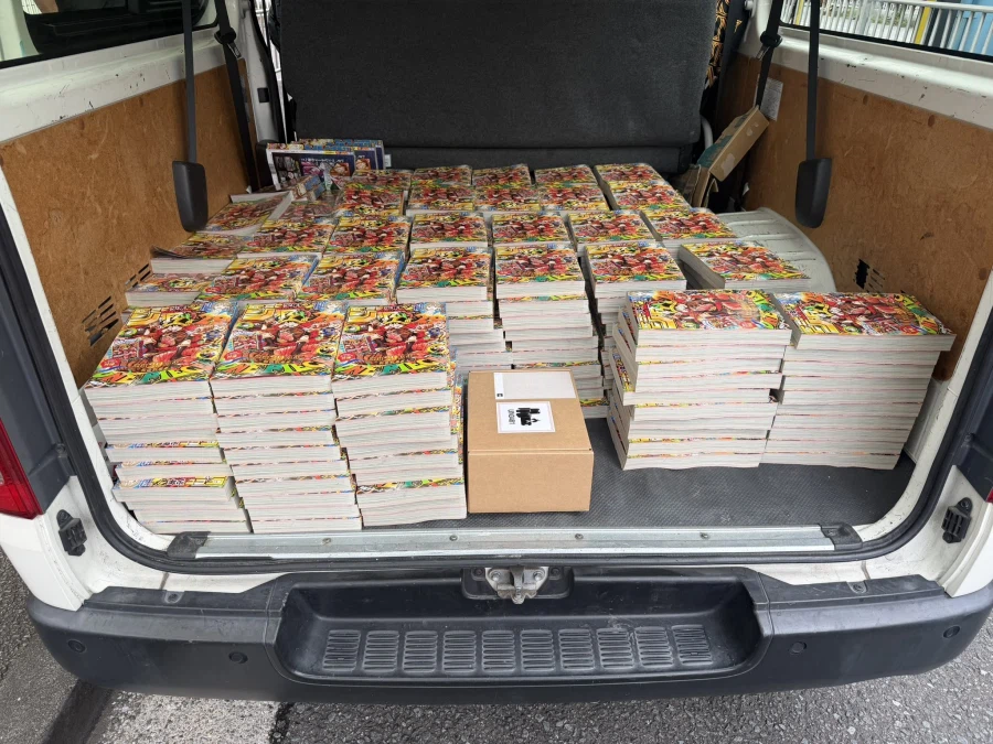車のトランクに積み上げられた週刊少年ジャンプ