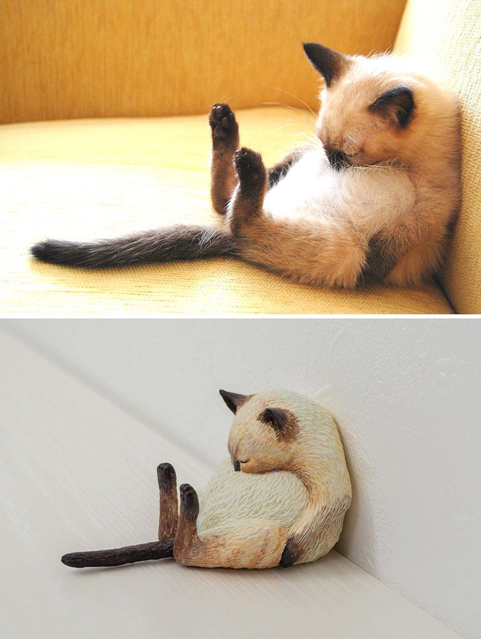 壁にもたれるシャム猫のフィギュア