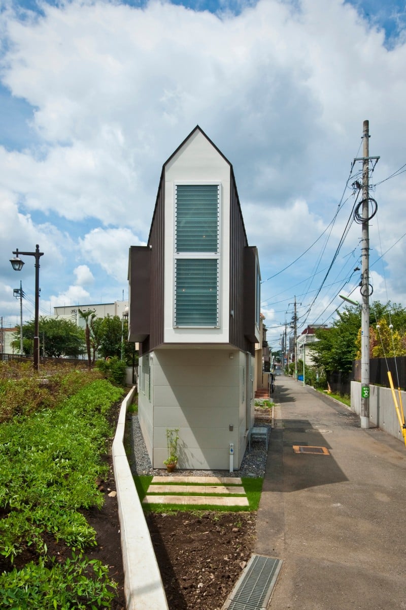 土地の形に合わせて建てられた三角形の日本の住宅