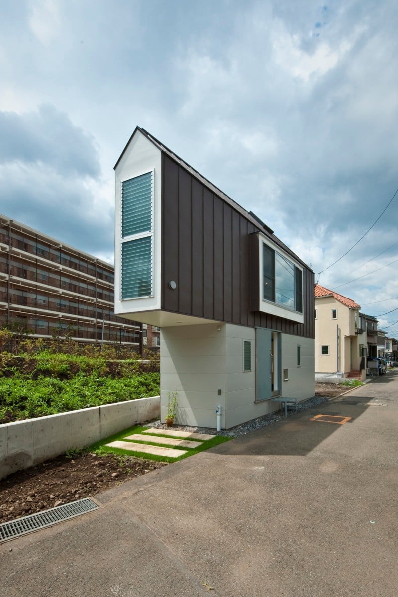 細長い三角形の敷地に建つ住宅の外観