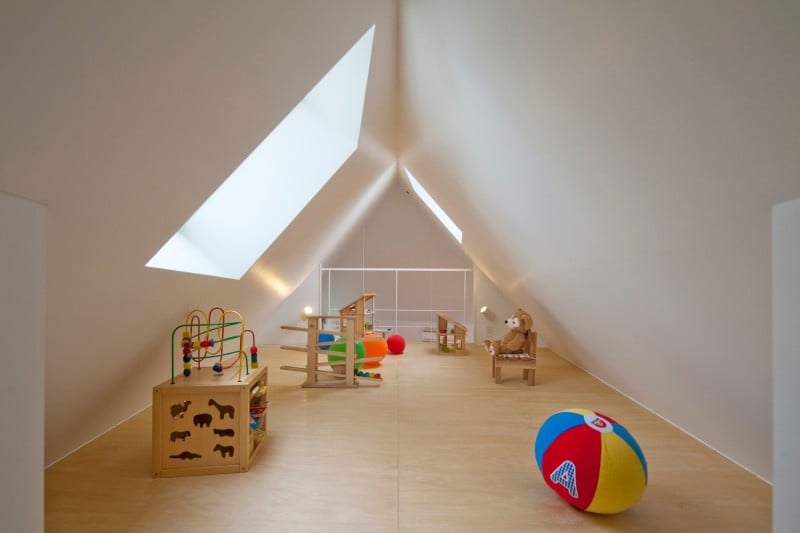 三角形の天井の子ども部屋
