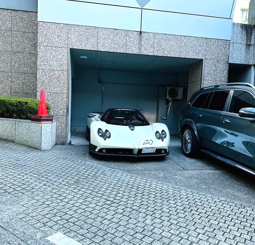 白いパガーニがガレージ前に停まっている