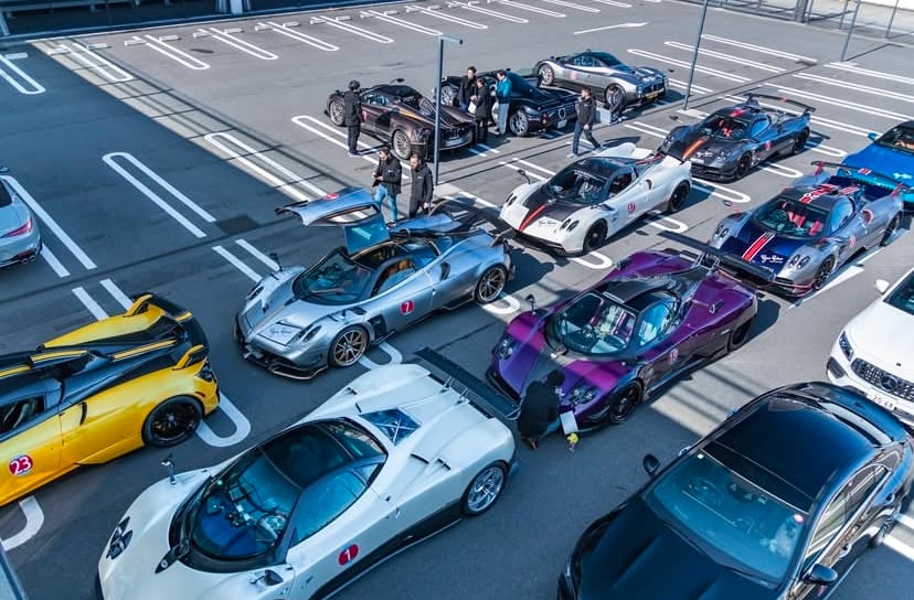 駐車場に並んだ多数のスーパーカーを上から見た写真