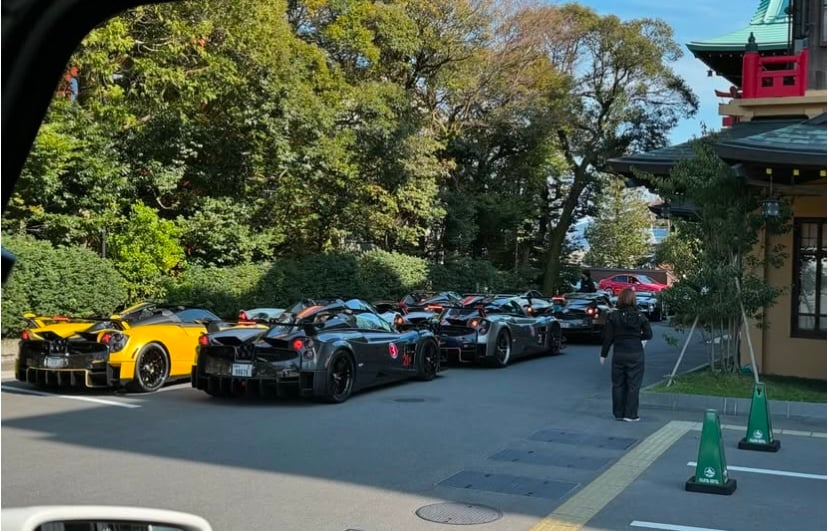 並木道に沿って並んだスーパーカーの列