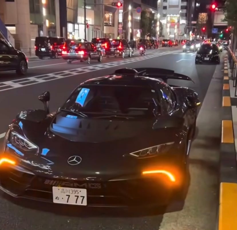 夜の街を走る黒いAMG ONE