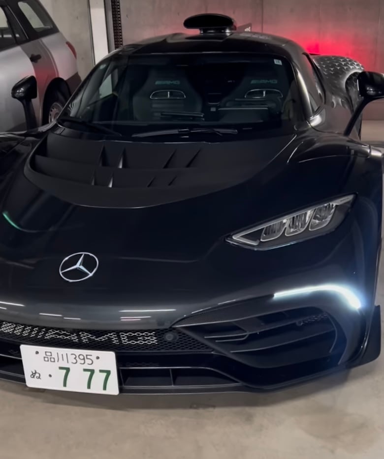 品川ナンバーを付けたAMG ONEの正面