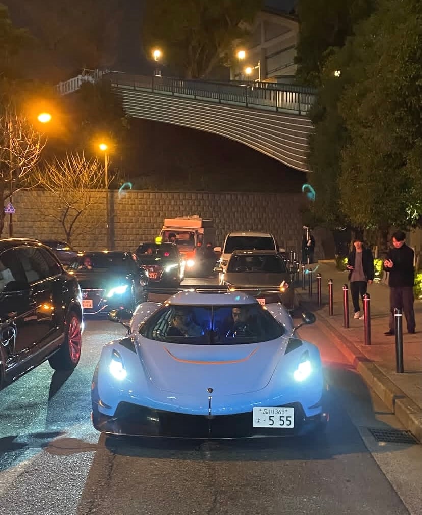 水色のケーニグセグ・イェスコが夜の路上に停まっている