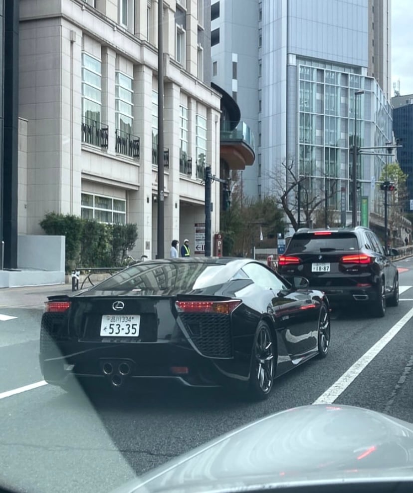 ビル街の交差点で信号待ちをするレクサスLFA