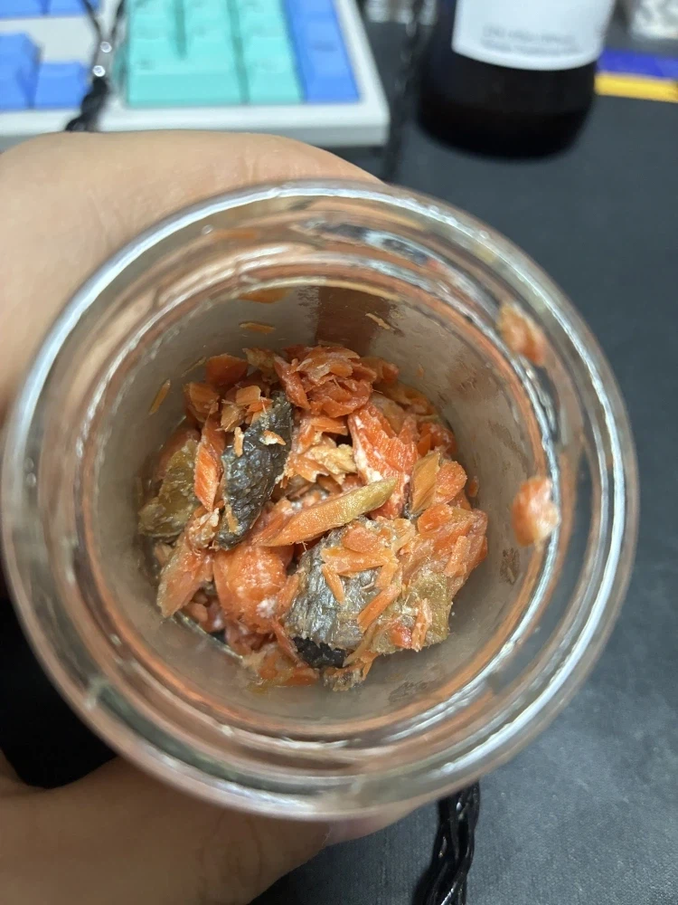 塩鮭フレークをご飯にのせて食べる様子