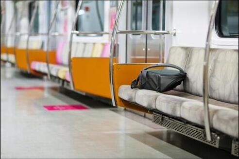 列車の座席に置き忘れられたカバン
