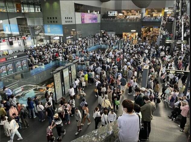 混雑するJR京都駅構内の様子