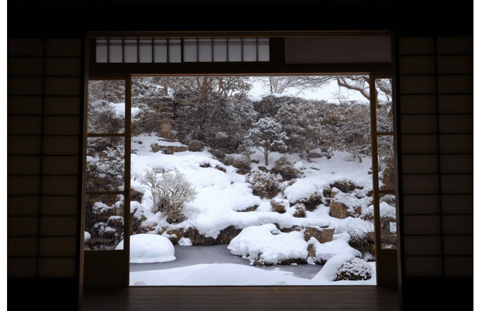 日本の冬の温泉旅行の風景