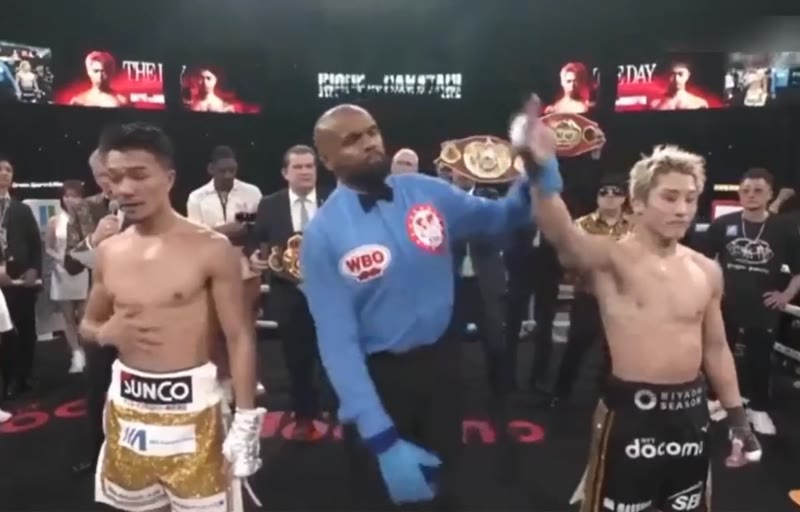レフェリーに手を挙げられる井上尚弥