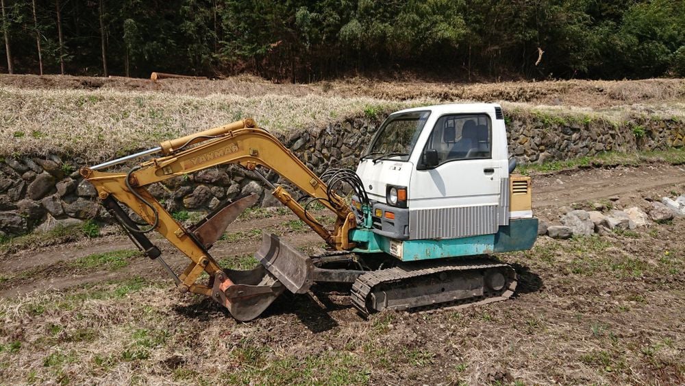 軽トラックのキャビンを載せた小型油圧ショベル