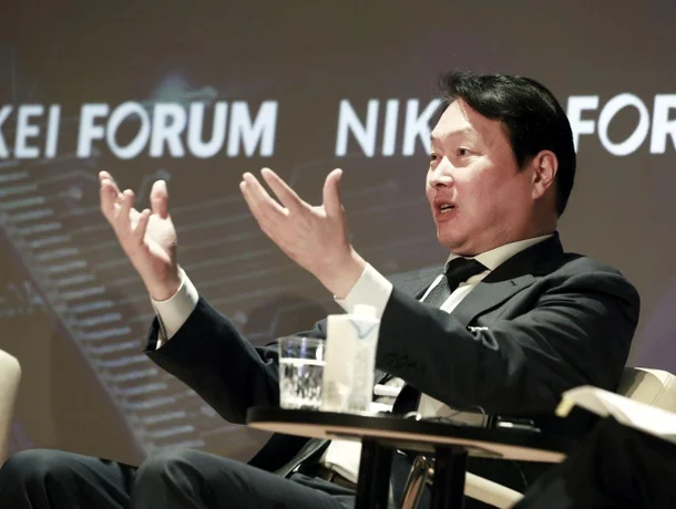 日経フォーラムで話す崔泰源SKグループ会長