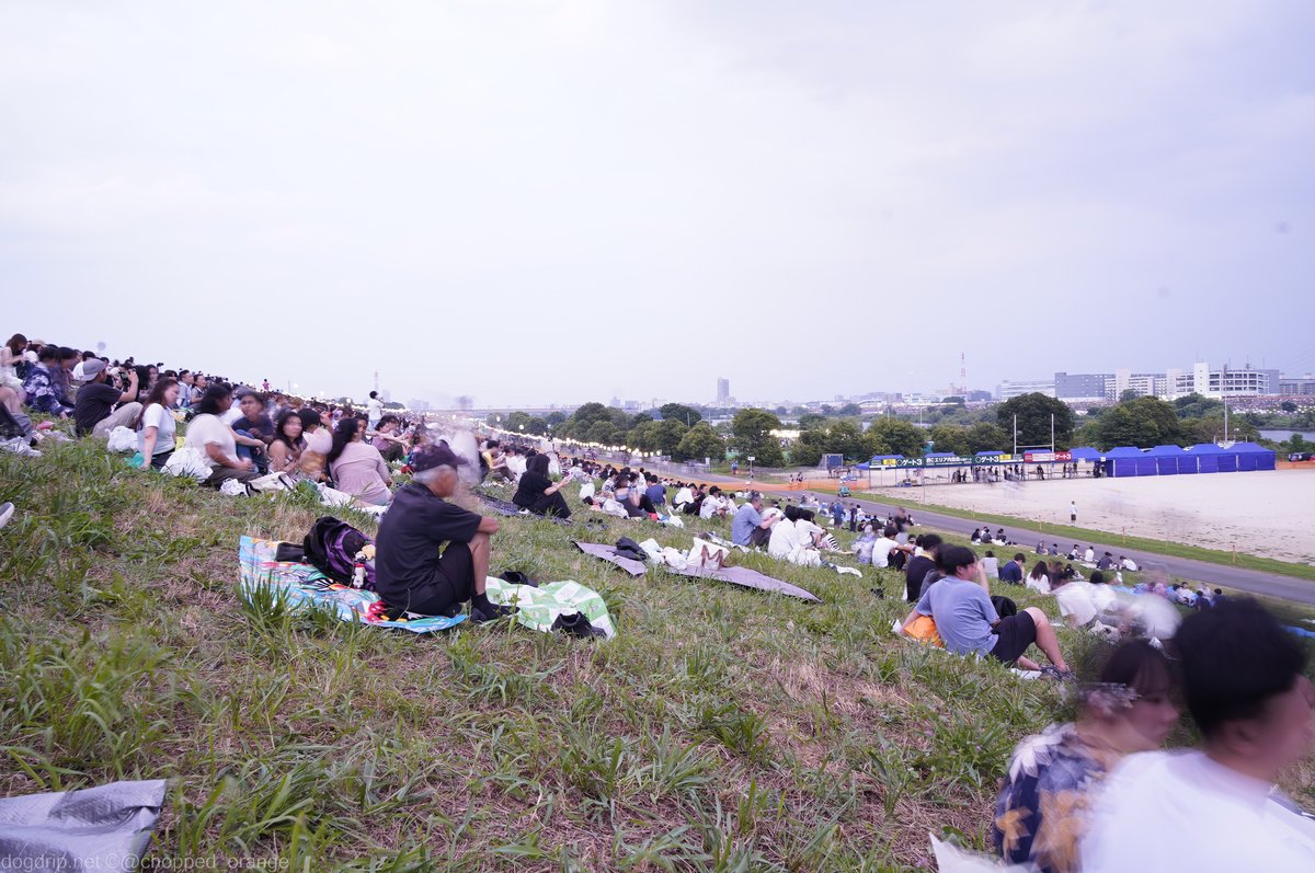 開始2〜3時間前の河川敷に集まった観客