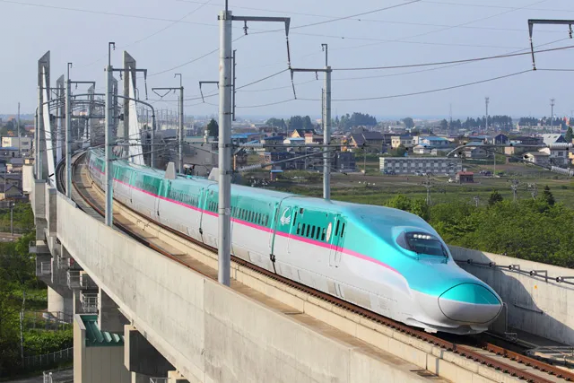 高架を走るE5系はやぶさ