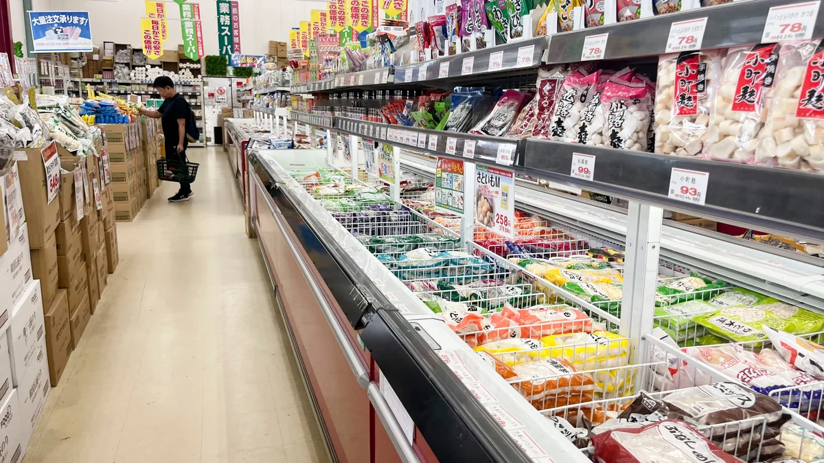 業務スーパー店内の通路と冷凍食品の売り場