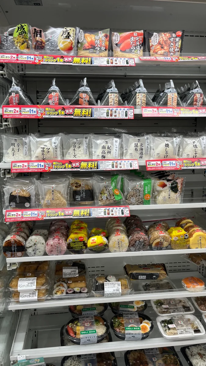コンビニのおにぎりの棚とセット割引のPOP