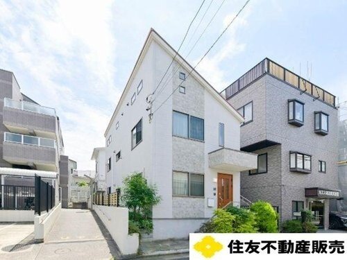 世田谷区弦巻にある中古一戸建ての外観