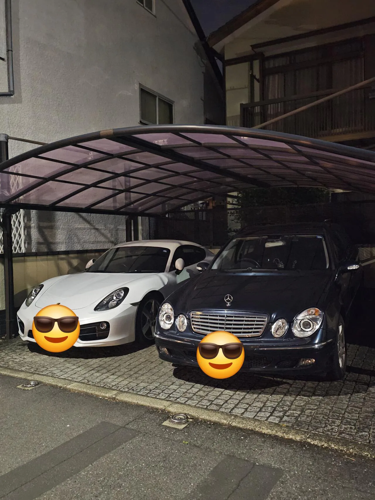 日本の住宅のガレージに停まった2台の車