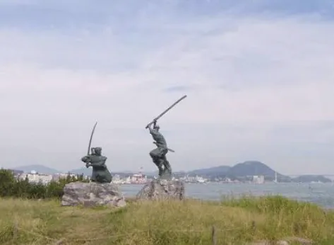 巌流島に立つ宮本武蔵と佐々木小次郎の銅像