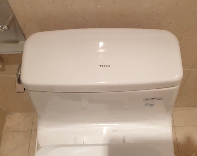 韓国のトイレに設置されたTOTOのタンク