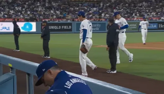 グラブを持ったままベンチへ引き上げてくる大谷