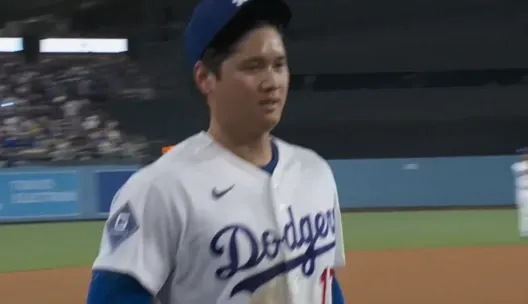 ベンチへ戻ってくる大谷のアップ