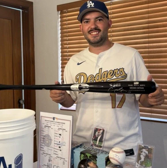 大谷翔平の直筆サイン入りバットを手にしたファンのルイス・ゴメスさん