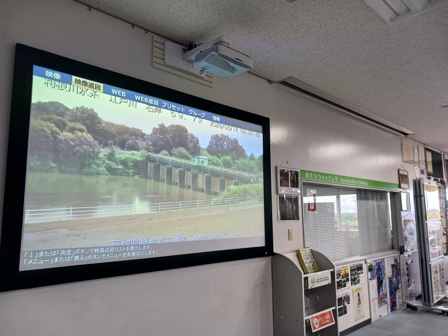 施設内のモニターに映る江戸川の水位