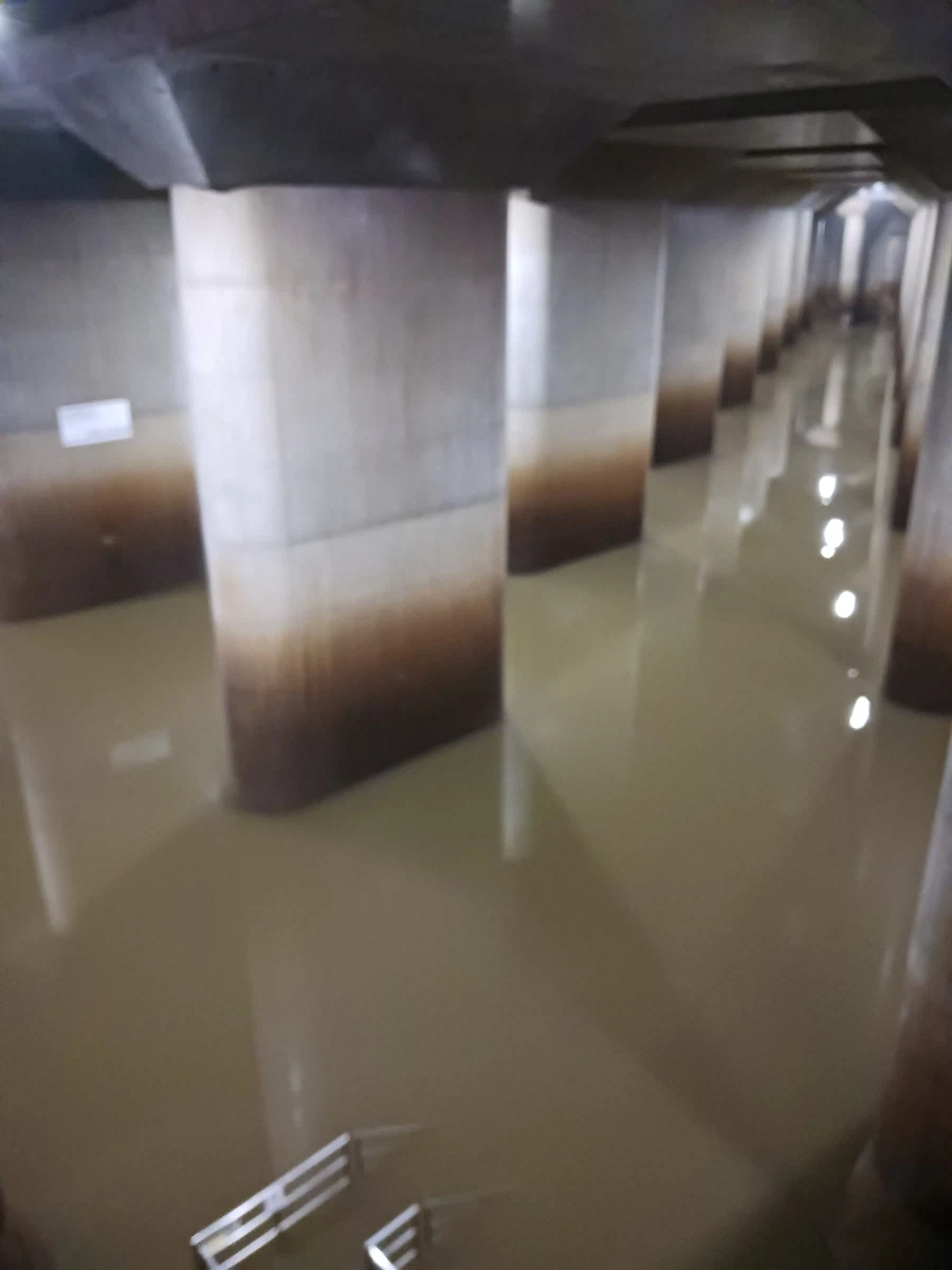水で満たされた調圧水槽の柱