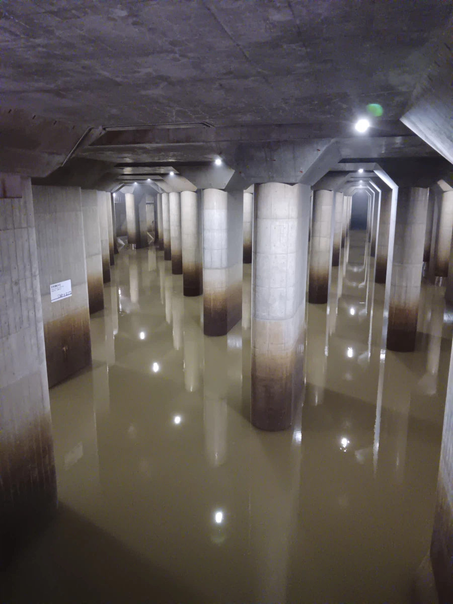 濁った水が溜まった調圧水槽の全景