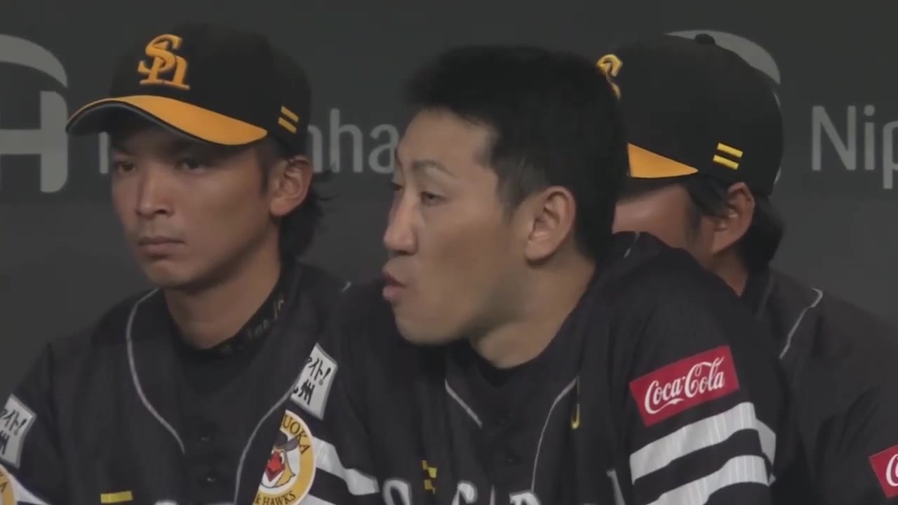 ベンチで反応する相手チームの選手たち
