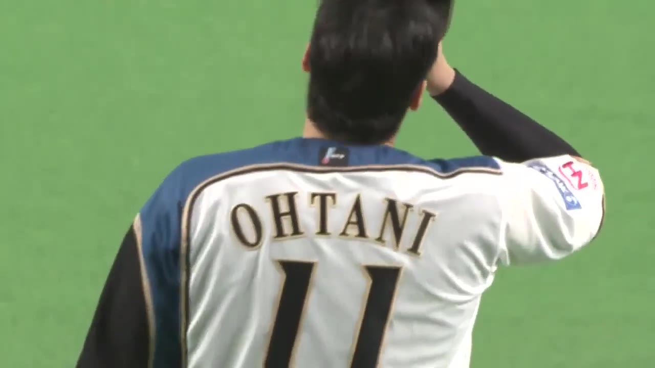 背番号11のユニフォームを着た大谷翔平の後ろ姿