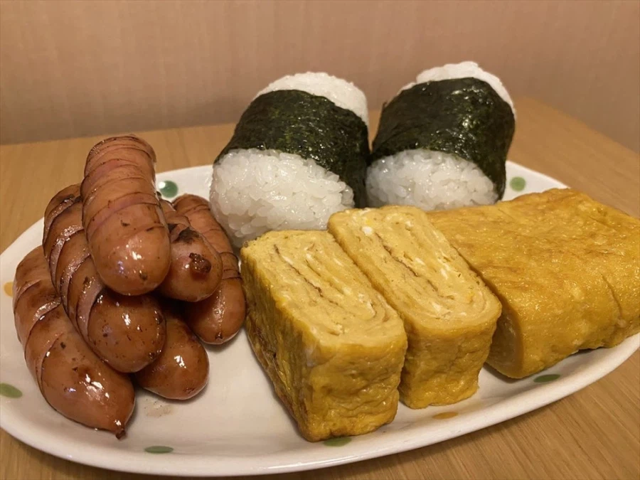 皿に盛られたウインナー・おにぎり2個・厚焼き卵