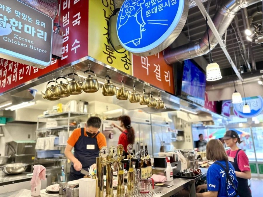 韓国の市場を再現した日本の居酒屋チェーンの店内