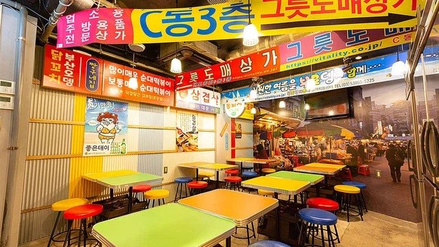 韓国の市場風の内装とカラフルなテーブル席