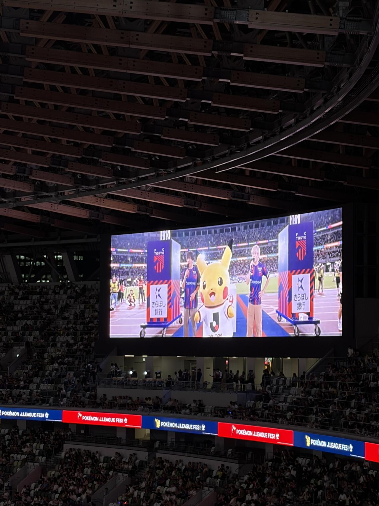 大型ビジョンに映るピカチュウとFC東京の選手